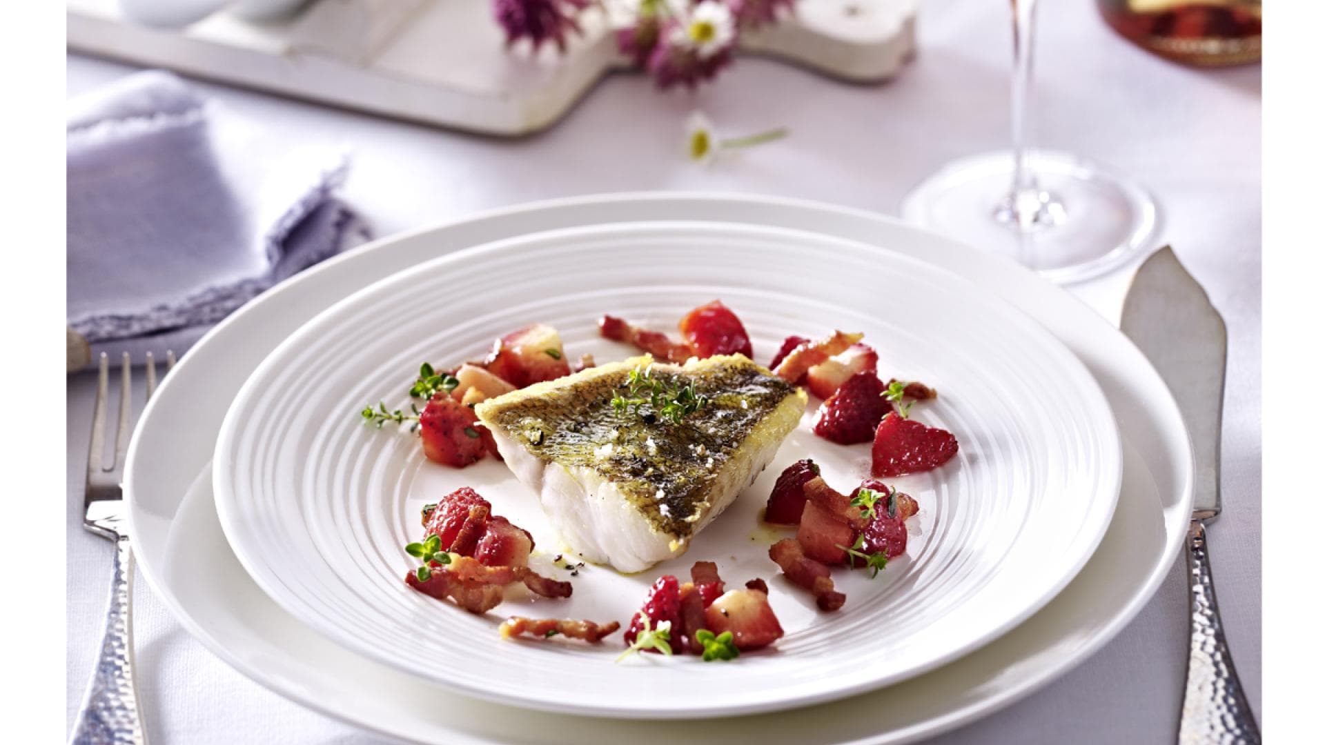 Zanderfilet mit sautierten Erdbeeren -Hier finden Sie das Rezept 