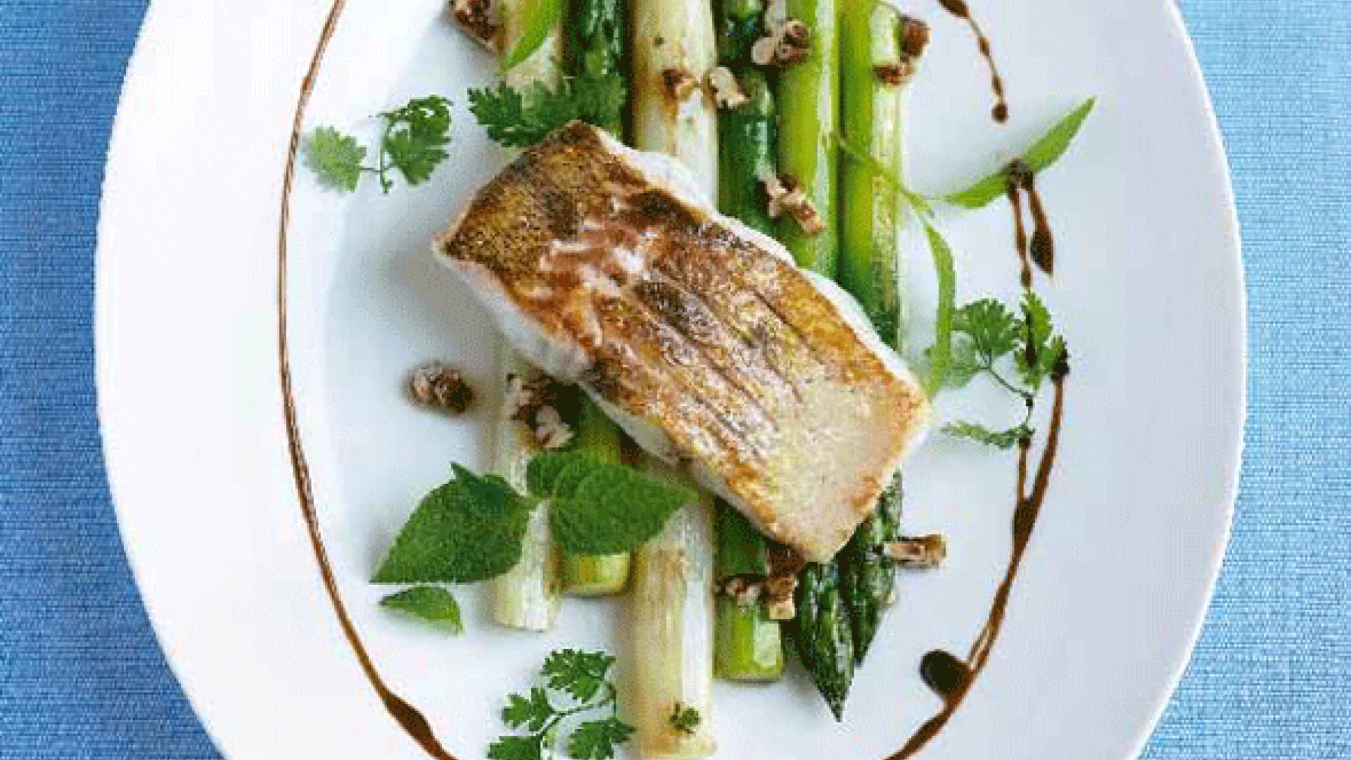 Gebratenes Zanderfilet mit zweierlei Spargel