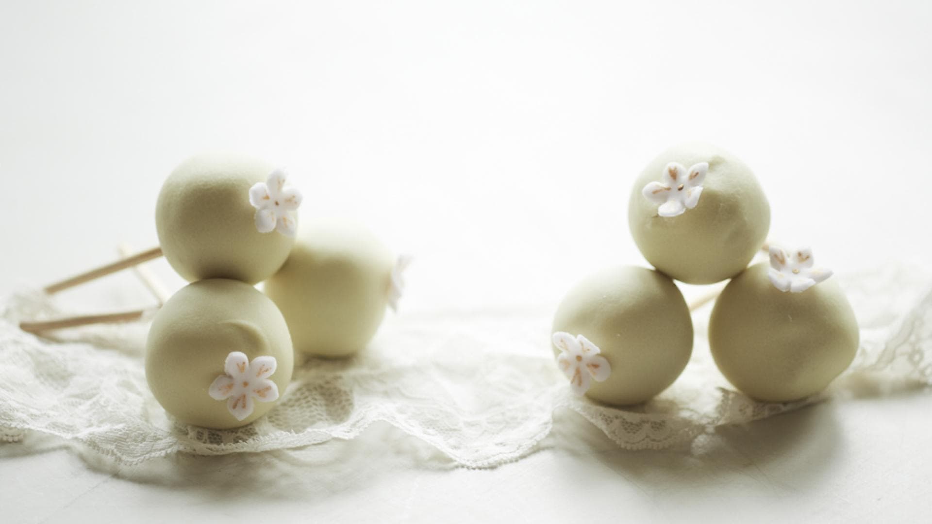 Zitronen Cakepops in weißer Schokolade