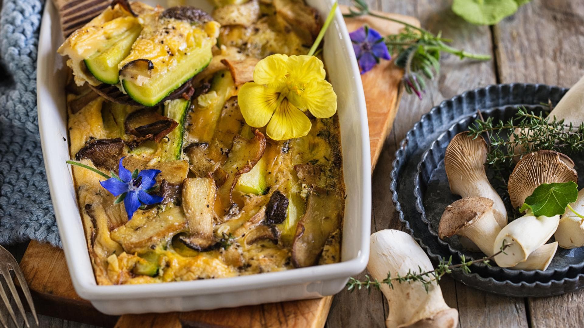 Zucchini-Kräuterseitling-Frittata mit Blüten