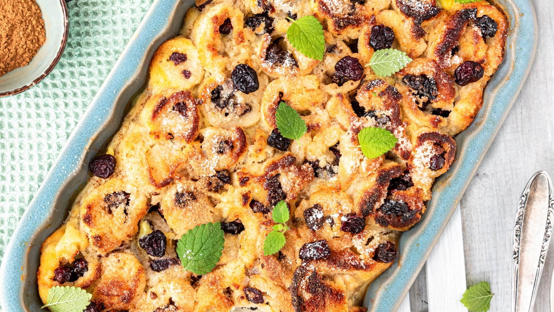 French-Toast-Auflauf mit Butter, Zimt und Cranberrys