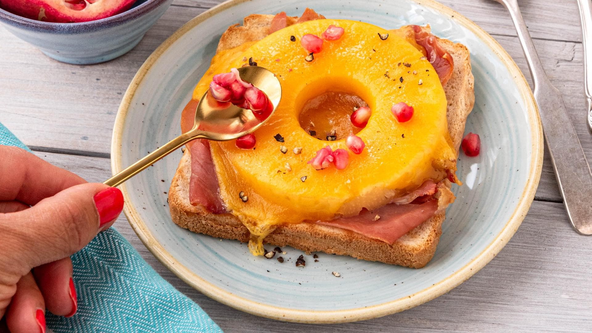 Toast Hawaii mit frischer Ananas und Granatapfelkernen 