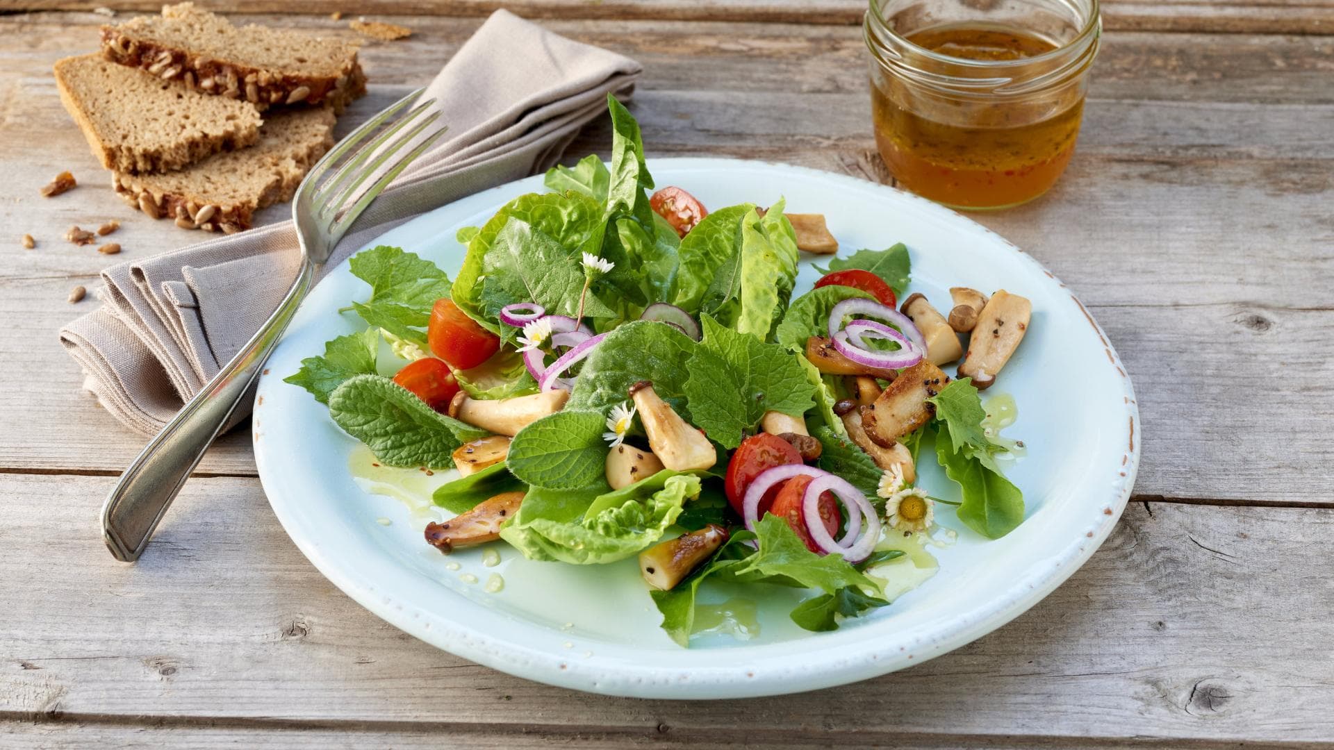 Wildkräutersalat mit gebratenen Kräuterseitlingen