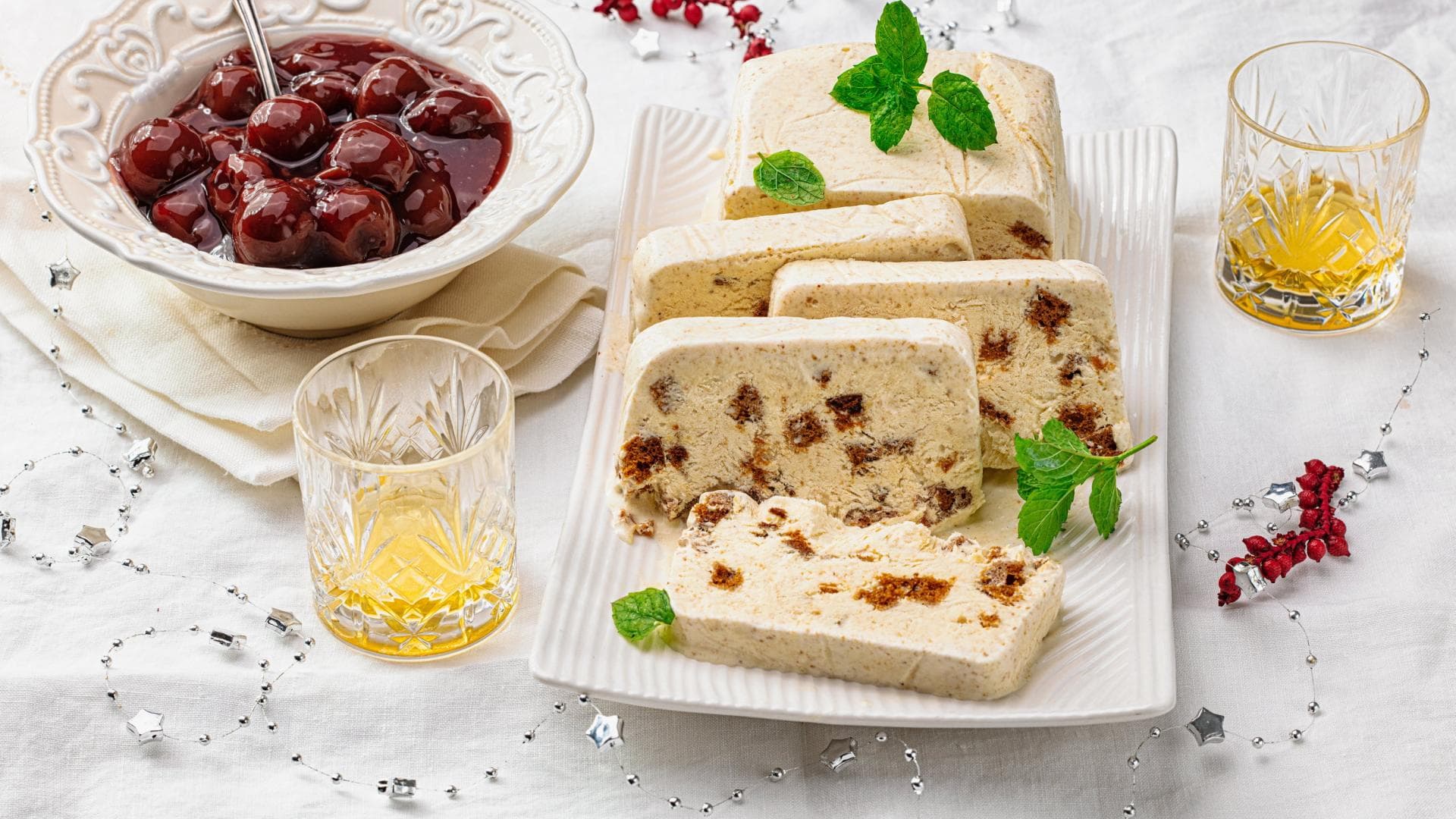 Lebkuchen-Parfait mit Whisky-Kirschen