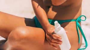 Frau trägt die beste Sonnencreme ohne Abfärben auf