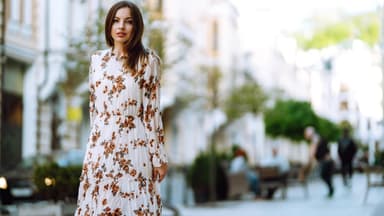 Frau im Blumenkleid