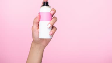 Haarspray in der Hand