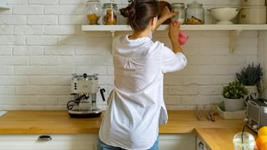 Frau räumt auf