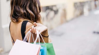 Welches Label steht mir? Frau beim Shoppen