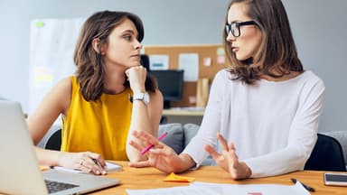 Das perfektionistische Sternzeichen: Zwei Frauen am Schreibtisch mit Laptop 