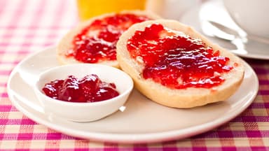 Brötchen mit Marmelade
