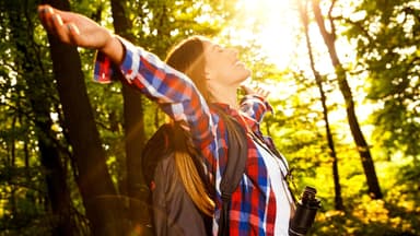 Frau glücklich im Wald 
