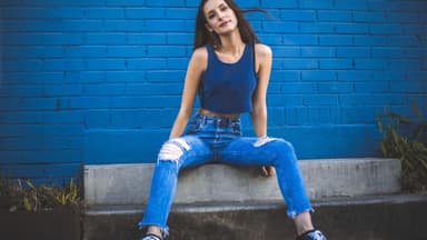 Frau trägt skinny Jeans