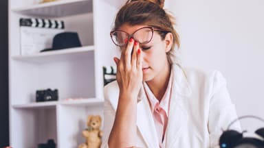 Erschöpft: Frau hat Stress im Büro