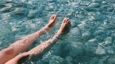 Füße im Wasser