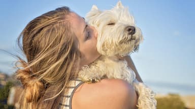 Frau knuddelt mit ihrem Hund