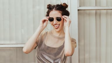 Accessoires Sonnenbrille und Creolen