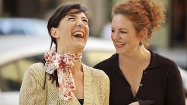 Die beide Frauen haben gut lachen: So macht Mode Spaß
