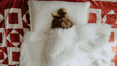 Frau krank im Bett