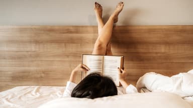 Frau liest im Bett