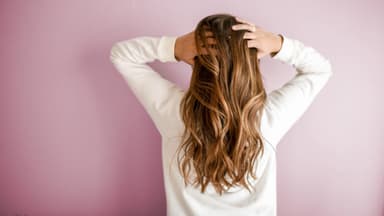 Frau mit langen Haaren