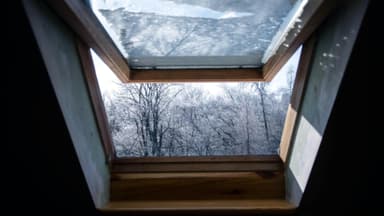 Weit geöffnetes Fenster im Winter