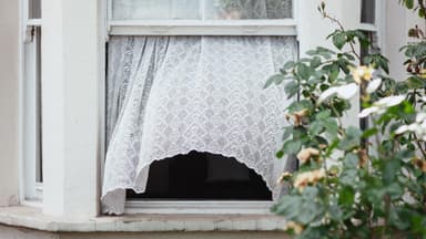 weit geöffnetes Fenster