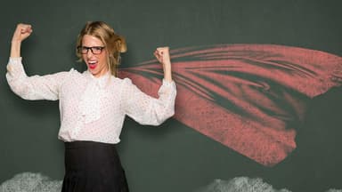 Superwoman: Starke Frau mit Umhang