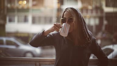 Frau verkatert mit Sonnenbrille