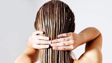 Frau wäscht sich die Haare