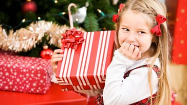 Kind freut sich über Weihnachtsgeschenk