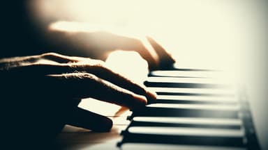 Mann spielt Klavier