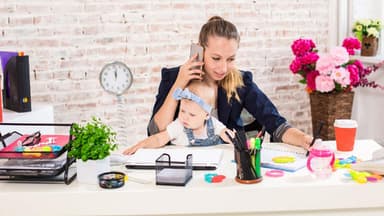 Mutter mit Baby bei der Arbeit