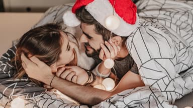 Paar Weihnachten Bett