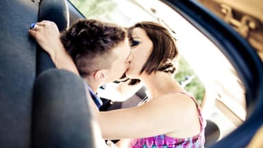 Pärchen knutscht im Auto