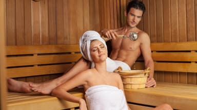 Mann und Frau in der Sauna