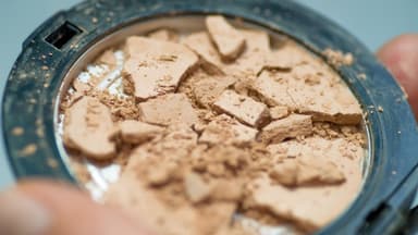 Puder zerbrochen