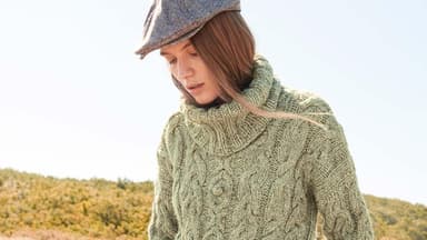 Gestrickter Zopfpullover mit Rollkragen