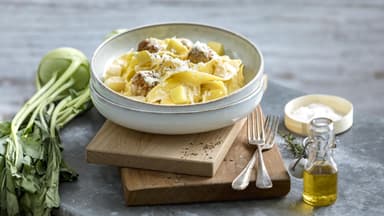 Bandnudeln mit Kohlrabi und Mettbällchen