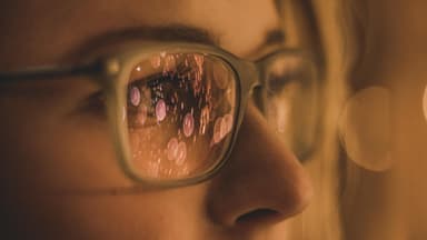 Frau mit Brille