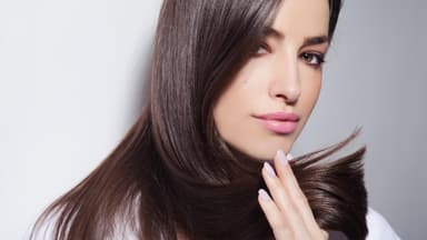 Schöne Frau mit glänzenden langen Haaren