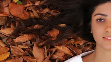 Junge Frau mit langen Haaren