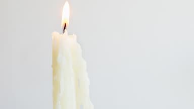 Brennende weiße Kerze
