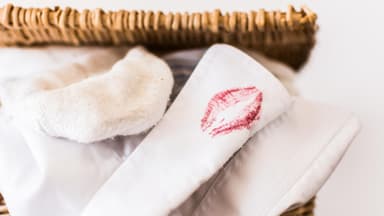 Lippenstiftfleck auf weißem Hemd