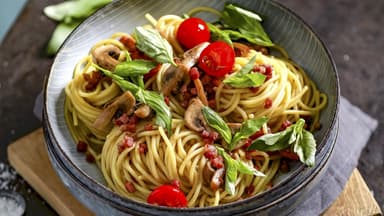 Spaghetti mit Speck, Champignons und Kirschtomaten