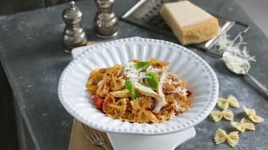 Tomaten-Farfalle mit Hähnchenbruststreifen