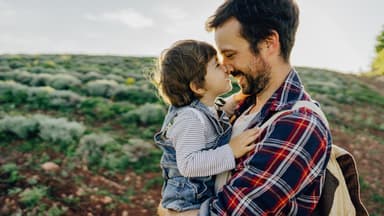 Vater mit Sohn auf dem Arm