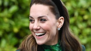 Kate mit Haarreif