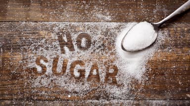 Schriftzug No Sugar auf Holz