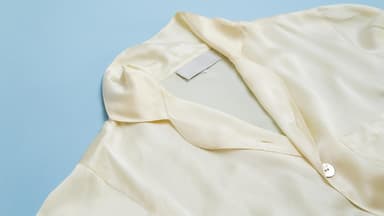 Cremefarbener Pyjama aus Seide